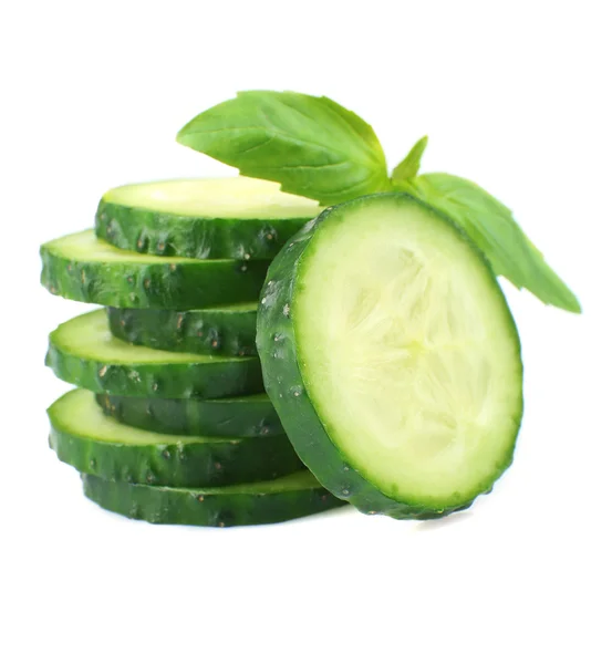 Gesneden verse komkommer met basilicum, geïsoleerd op wit — Stockfoto