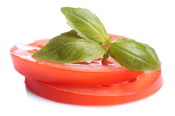 Scheiben frischer Tomaten mit Basilikum, isoliert auf weiß — Stockfoto