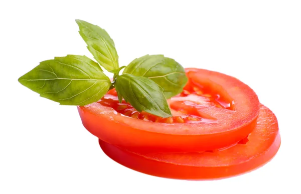 Scheiben frischer Tomaten mit Basilikum, isoliert auf weiß — Stockfoto