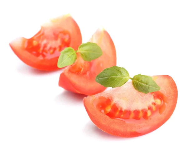 Scheiben frischer Tomaten mit Basilikum, isoliert auf weiß — Stockfoto