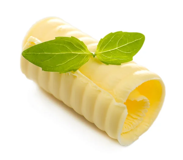 Curl čerstvého másla s bazalkou, izolované na bílém — Stock fotografie
