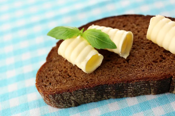 Roggenbrot mit Butter, auf Tischdecke — Stockfoto