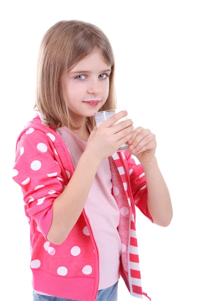 Красивая маленькая девочка пьет молоко, изолированное на белом — стоковое фото