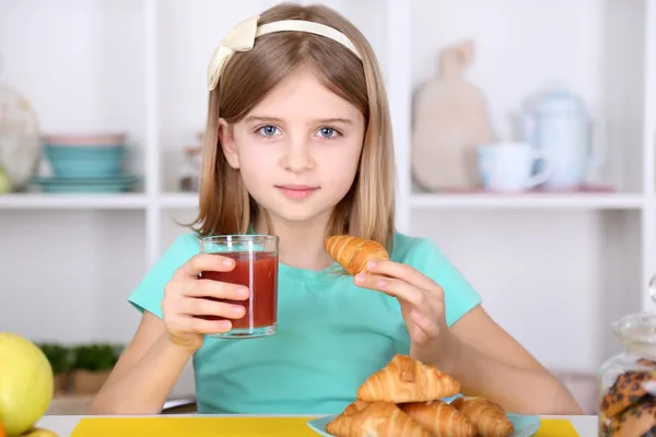 Gadis kecil yang cantik makan sarapan di dapur di rumah — Stok Foto