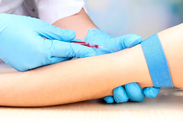 Sjuksköterska tar ett blodprov, närbild — Stockfoto