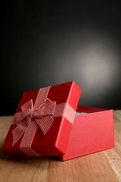 Offene Geschenkschachtel auf dunklem Hintergrund — Stockfoto