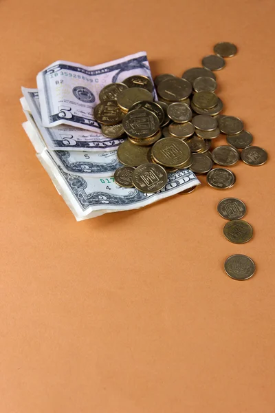 Dinheiro em fundo marrom — Fotografia de Stock