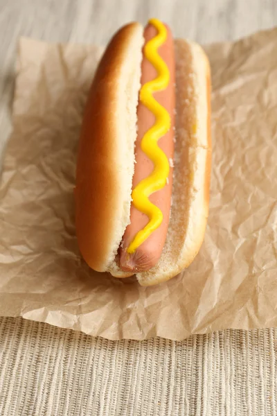 Hot dog saporito su carta — Foto Stock