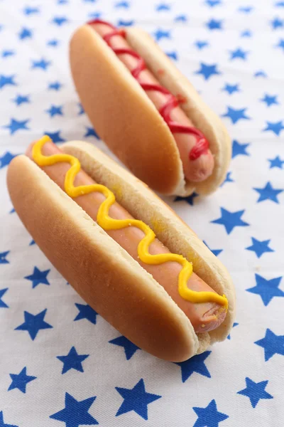 Hot dog gustosi su tovagliolo con stelle — Foto Stock