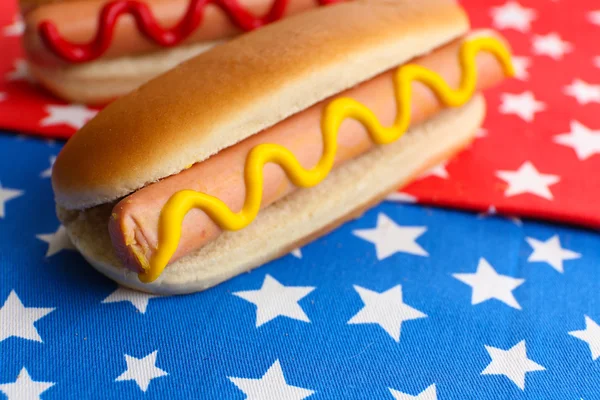 Hot dog gustosi su tovagliolo con stelle — Foto Stock