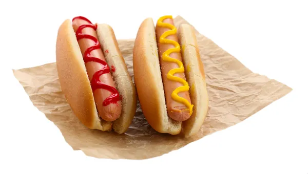 Pyszne hot dogi na białym tle — Zdjęcie stockowe