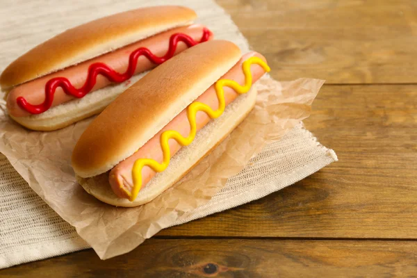 Lekkere hotdogs op houten tafel — Stockfoto