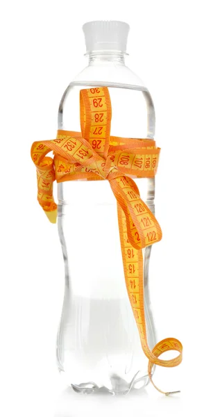 Botella de agua con cinta métrica, aislada en blanco —  Fotos de Stock
