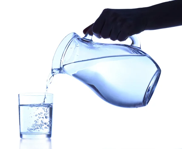 Gießen von Wasser in Glas auf blauem Hintergrund — Stockfoto