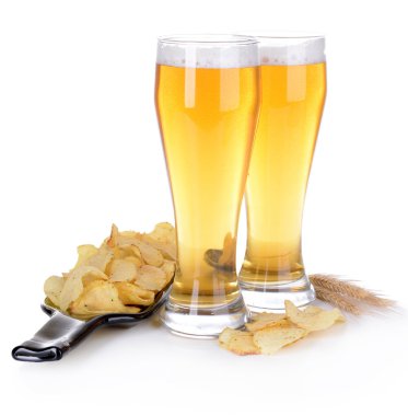 bardak bira ile üzerine beyaz izole snack