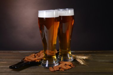 bardak bira ile masaya koyu arka plan üzerinde snack