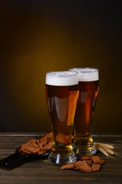 bardak bira ile masaya koyu arka plan üzerinde snack
