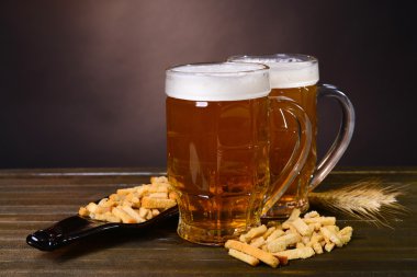 bardak bira ile masaya koyu arka plan üzerinde snack