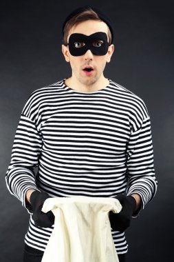 koyu arka plan üzerinde bir çanta hırsızı