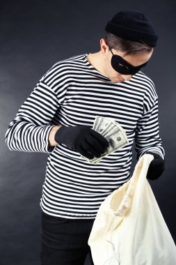 koyu arka plan üzerinde bir çanta hırsızı