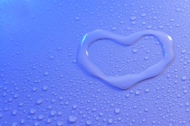 Mavi Arkaplanda Su Damlaları