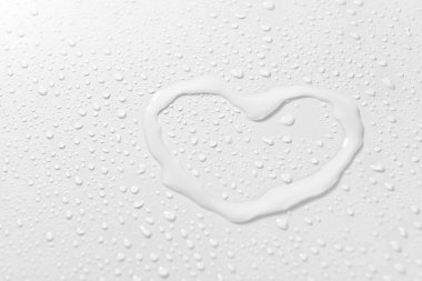 açık renkli üstünde su damlaları