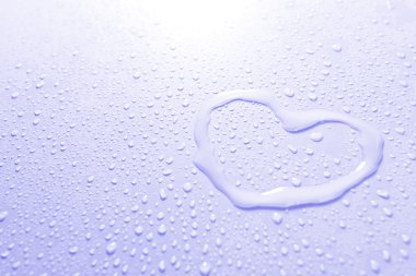 açık renkli üstünde su damlaları