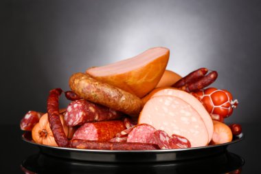 çok fazla his gri arka plan üzerinde farklı sosis