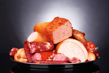 çok fazla his gri arka plan üzerinde farklı sosis