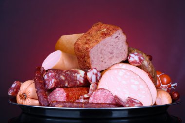 çok koyu renkli arka plan üzerinde his üzerinde farklı sosis