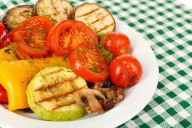 plaka üzerinde tablo yakın çekim lezzetli ızgara sebze