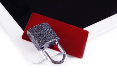 kredi kartı kilit ve üzerinde beyaz izole tablet