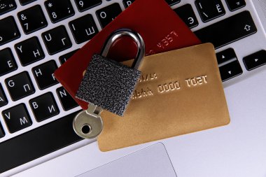 kredi kartları ve kilit klavye üzerinde kapat