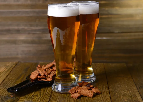 bardak bira ile snack ahşap zemin üzerinde tablo