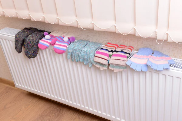 Gebreide handschoenen drogen op verwarming radiator — Stockfoto