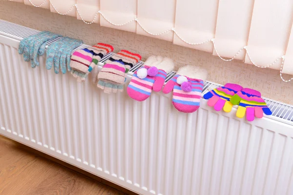 Gants tricotés séchant sur radiateur chauffant — Photo