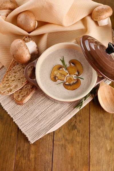 Sopa de champiñones en olla, sobre fondo de madera — Foto de Stock