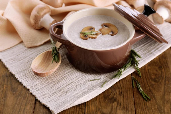 Sopa de champiñones en olla, sobre fondo de madera — Foto de Stock