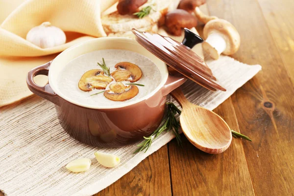 Грибной суп в горшке, на деревянном фоне — стоковое фото