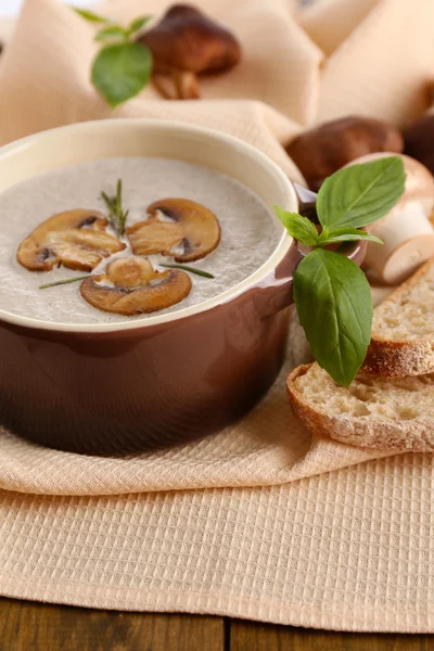 Sopa de champiñones en olla, sobre fondo de madera — Foto de Stock