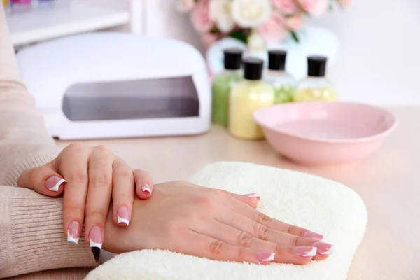 Giovane donna ottenere manicure nel salone di bellezza — Foto Stock
