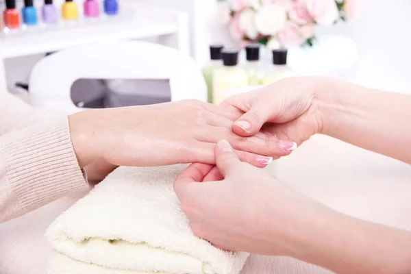 El proceso de manicura en el salón de belleza de cerca —  Fotos de Stock