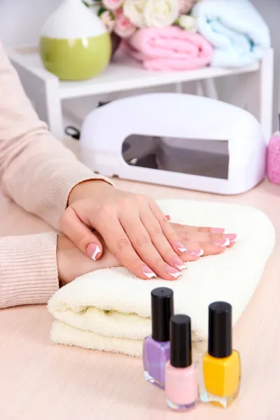 Joven mujer consiguiendo manicura en salón de belleza —  Fotos de Stock