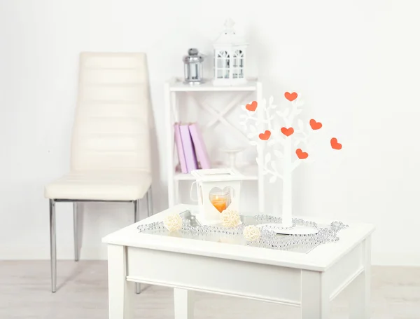 Árbol decorativo con corazones decorativos, sobre la mesa en el fondo interior del hogar — Foto de Stock