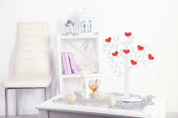 Декоративная елка с декоративными сердцами, на столе на домашнем фоне интерьера — стоковое фото