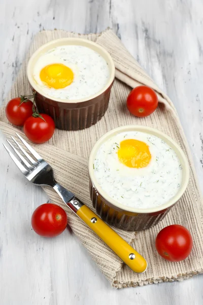 Bakade ägg på bordet på nära håll — Stockfoto