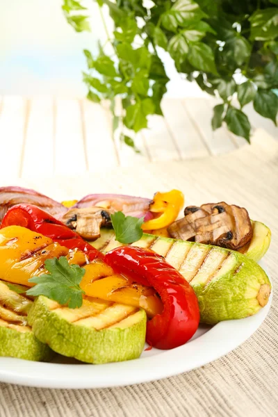 Pyszne warzywa z grilla na tabliczce na stół szczegół — Zdjęcie stockowe