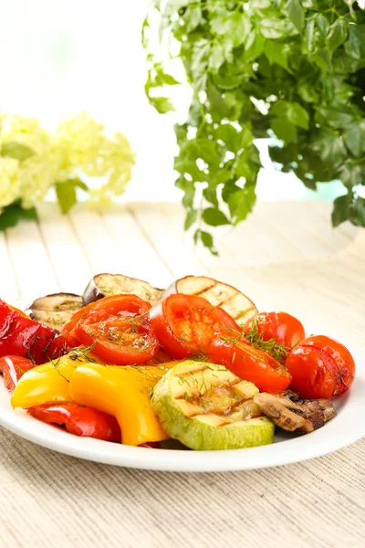 Heerlijke gegrilde groenten op plaat op tabel close-up — Stockfoto