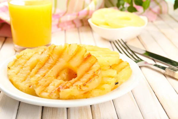 Succoso ananas grigliato sul piatto in primo piano — Foto Stock
