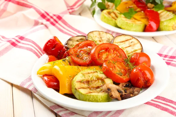 Leckeres gegrilltes Gemüse auf dem Teller in Großaufnahme — Stockfoto